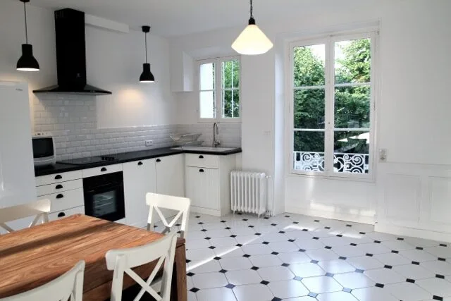 Cuisine entièrement équipée avec accès à une terrasse