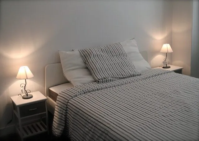 Chambre double avec lits et table de chevet