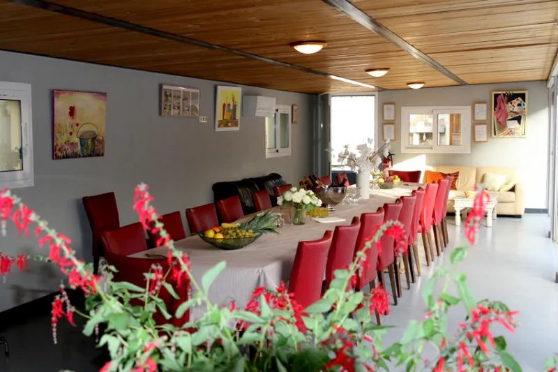 Terrasse couverte et espace repas extérieur du Mas des Lucioles