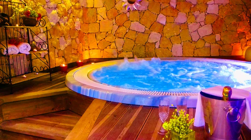 Jacuzzi 6 places du Mas des Lucioles
