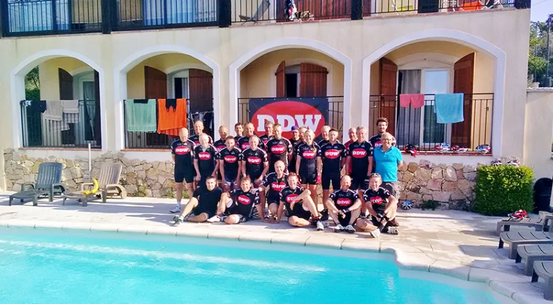 Groupe réuni au bord de la piscine du Mas des Lucioles