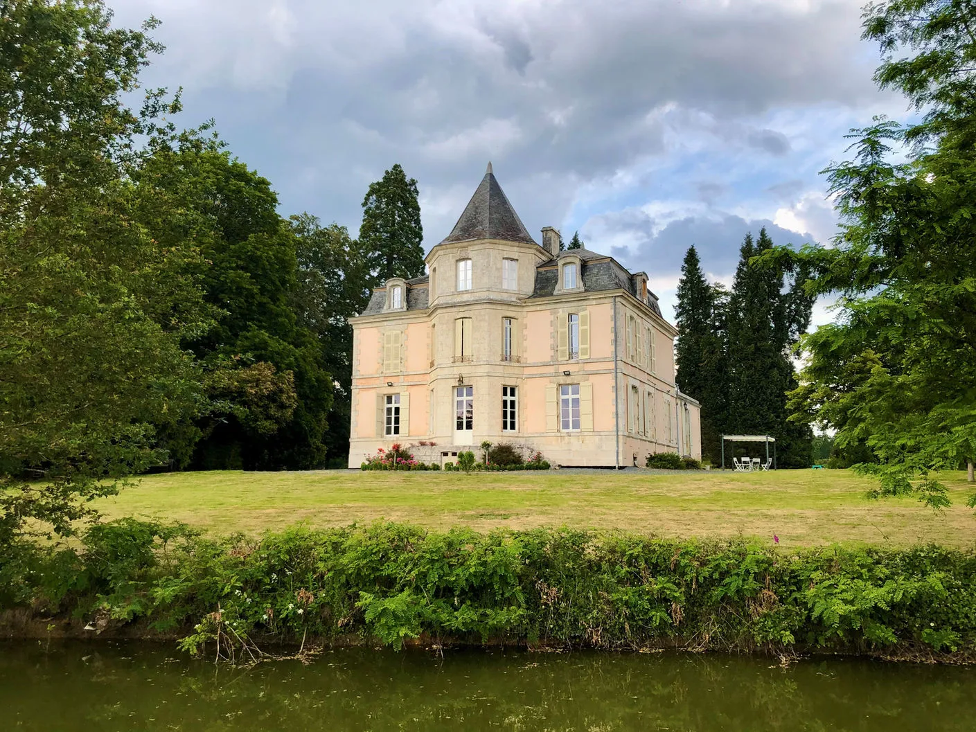 Gîte de groupe Domaine de Thauzac à Massignac — Château du Domaine de Thauzac vu du parc, Massignac, capacité 15 personnes