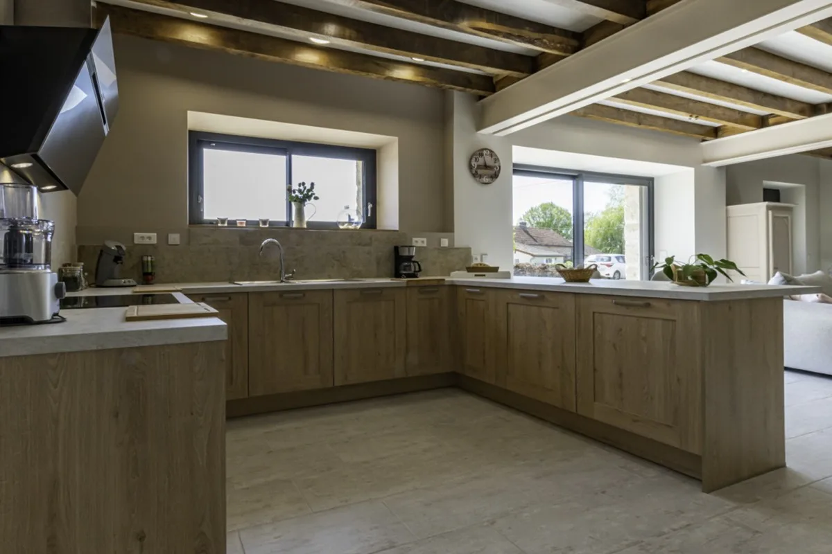 Cuisine ouverte aménagée avec îlot central en bois