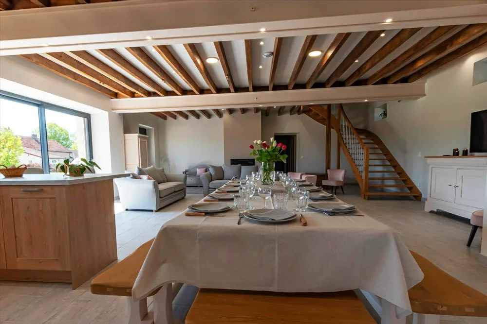 Salon et salle à manger lumineux avec table dressée