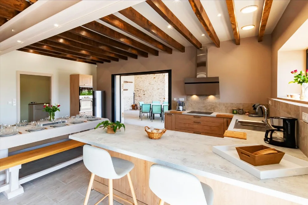 Cuisine et salle à manger sous charpente en bois apparente