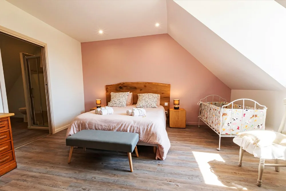 Chambre familiale avec lit double et lit bébé d'appoint