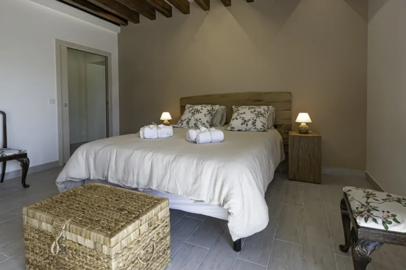 Suite parentale avec lit double et linge de lit blanc