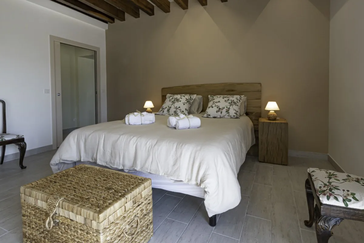 Suite parentale avec lit double et linge de lit blanc