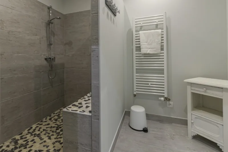 Salle d'eau avec douche italienne et sèche-serviettes