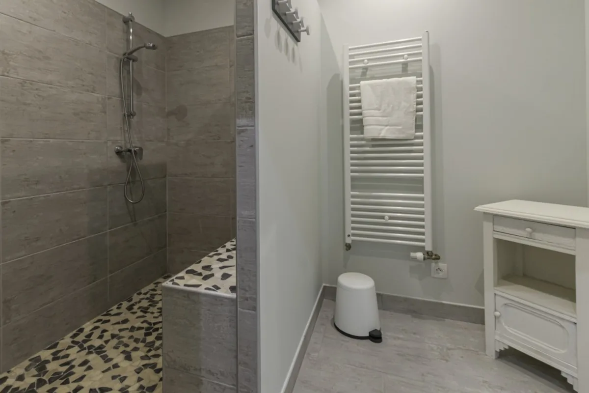 Salle d'eau avec douche italienne et sèche-serviettes