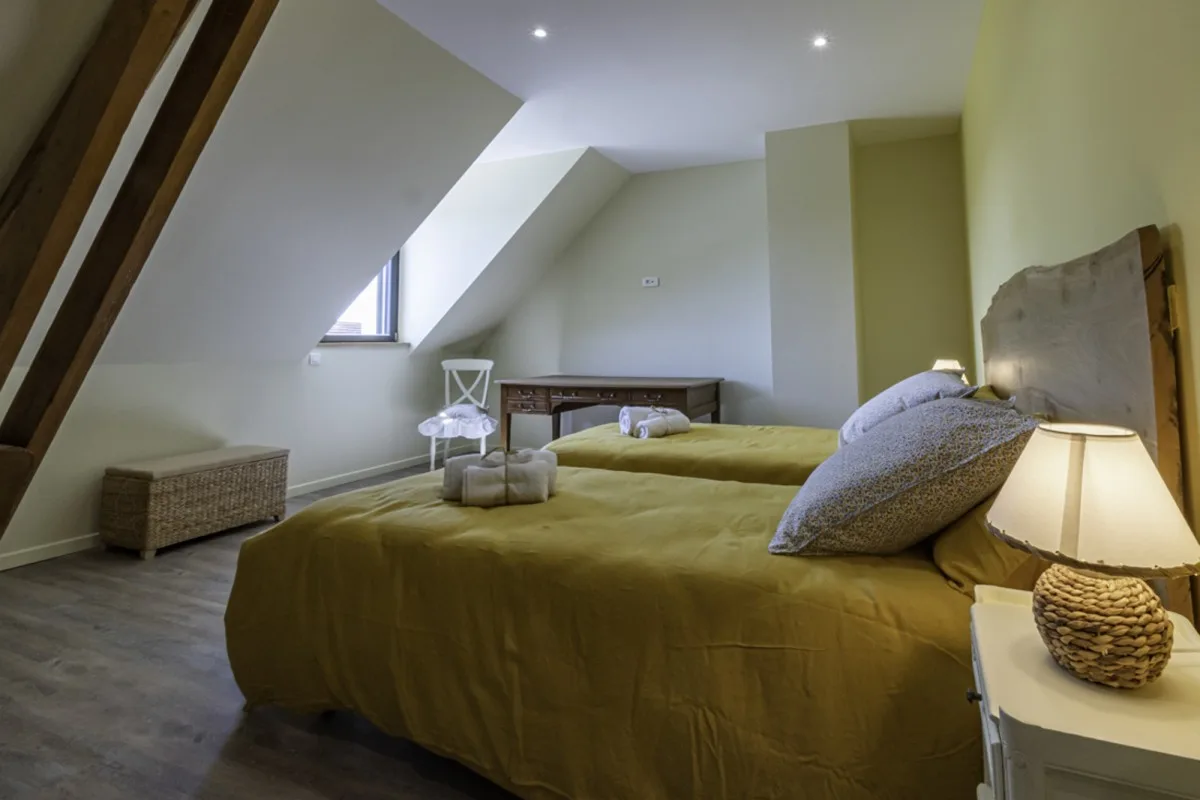 Chambre mansardée avec lits jumeaux sous les combles