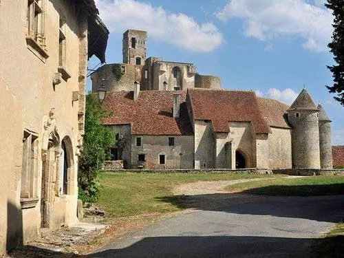 Vue du village médiéval de Sagonne avec l'église, ses toitures anciennes et le clocher