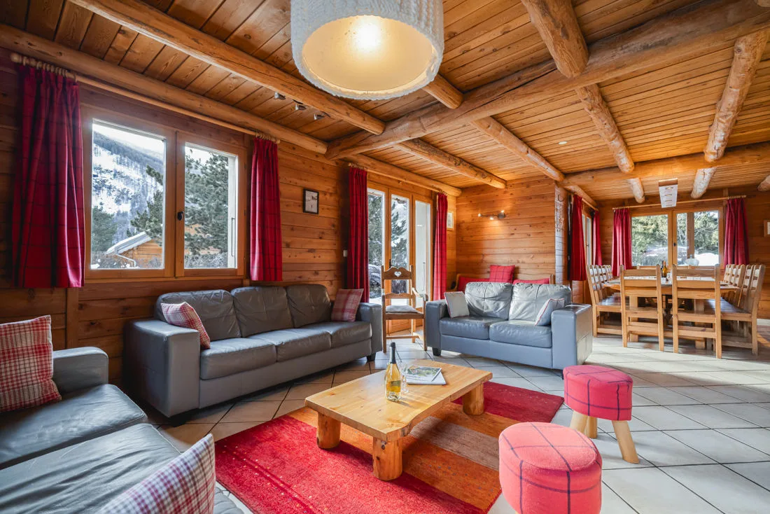Salon et salle à manger communicants dans une ambiance chalet montagnard