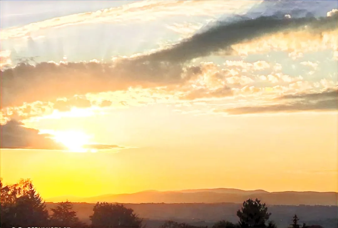Lever de soleil sur les collines du Forez vu depuis la Bâtisse aux Lanternes