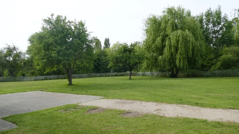 Grand parc arboré avec pelouse en bordure de l'Aigre