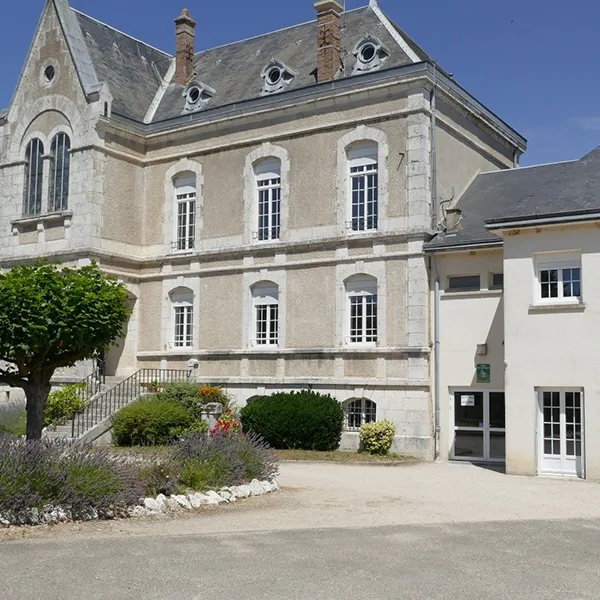 Façade du château avec son annexe basse attenante