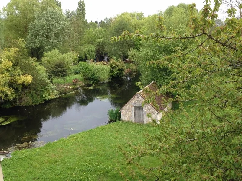 Ancien moulin en pierre au bord de la rivière l'Aigre