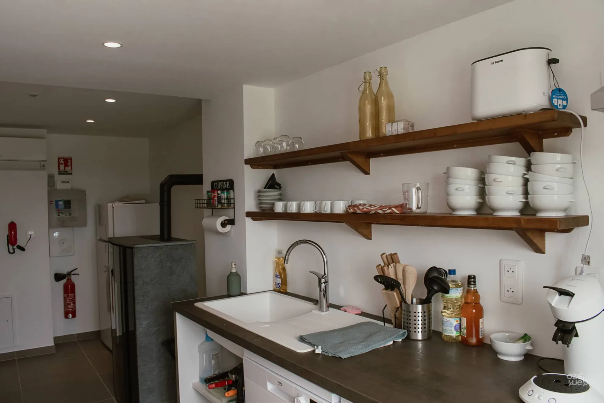 Cuisine entièrement équipée du Chêne Vert avec plaques à induction et étagères ouvertes