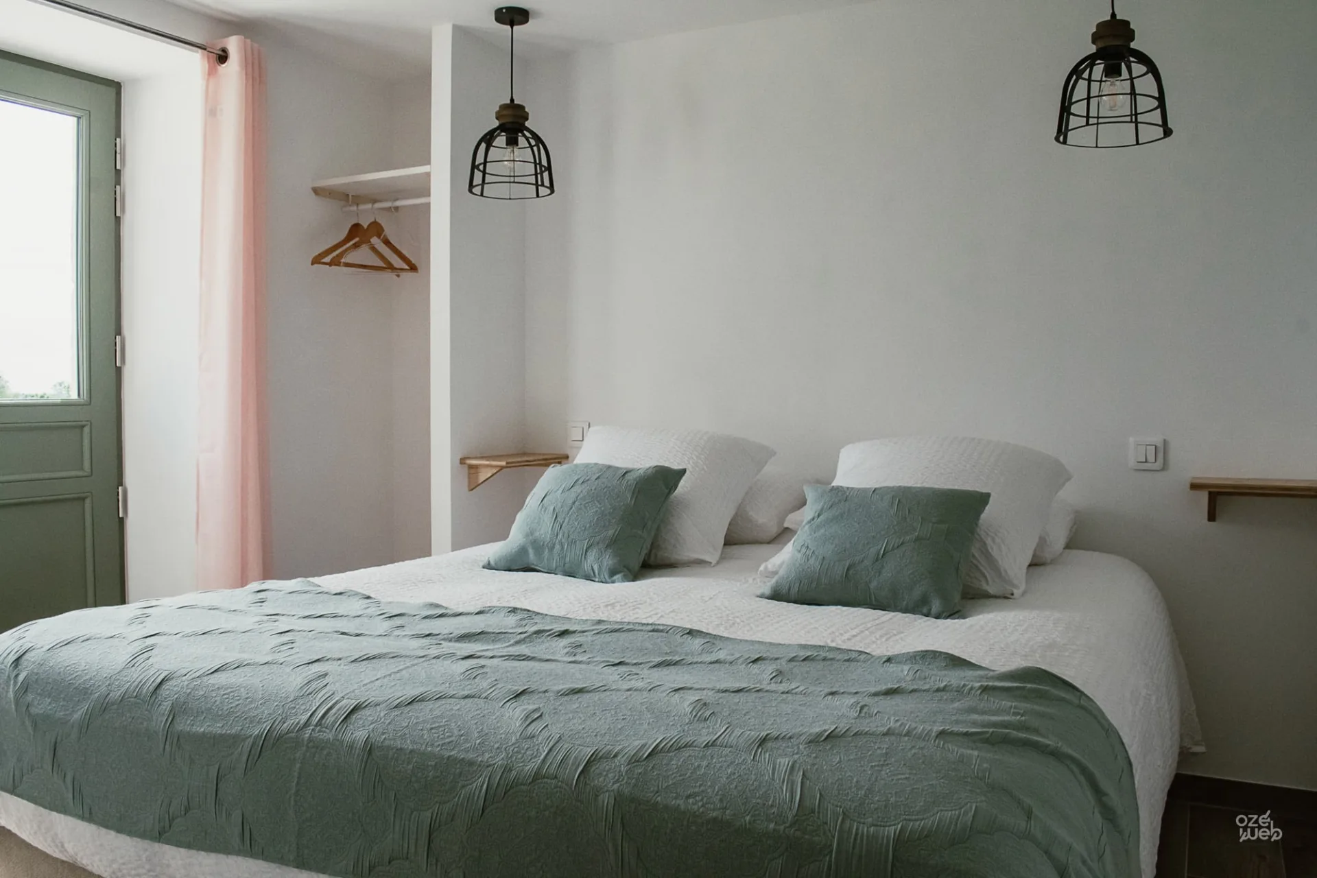 Chambre double accessible au rez-de-chaussée avec lit 160x190 et rideaux roses