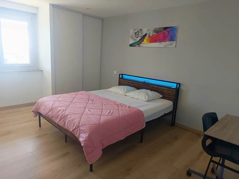 Chambre avec tête de lit à motif floral et ambiance cosy