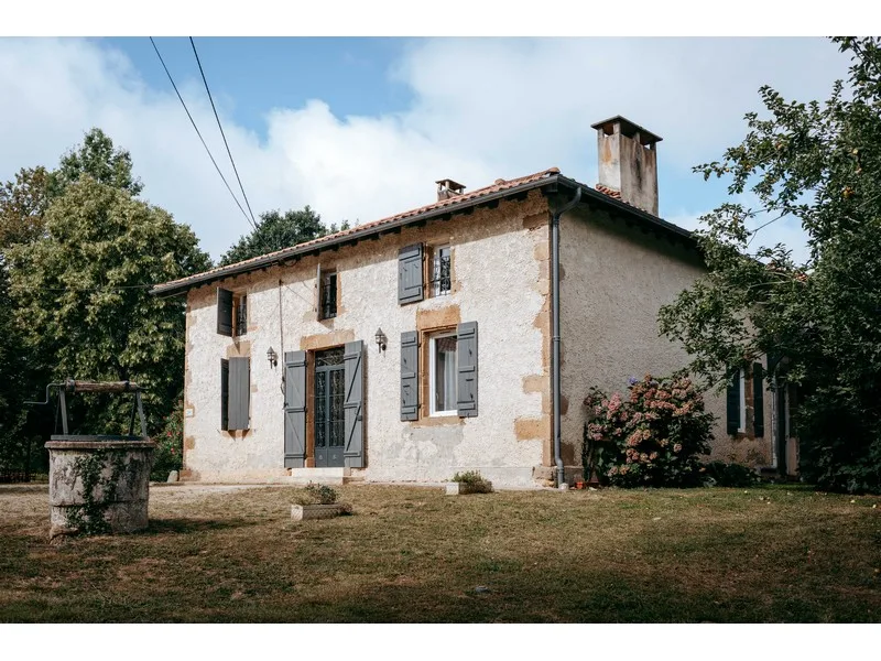 Vue latérale de la bâtisse ancienne du domaine et de ses ouvertures