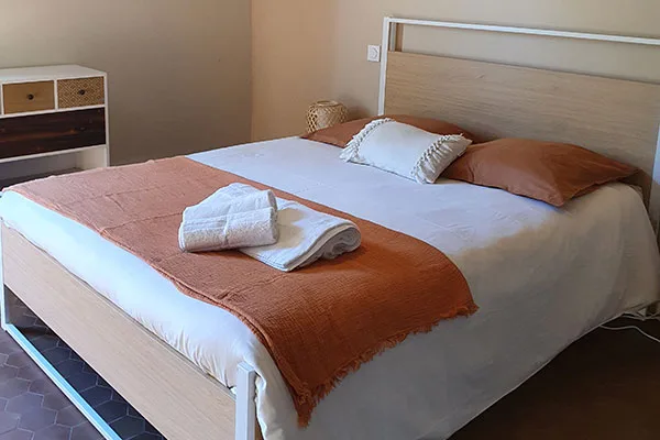 Chambre terracotta avec literie double