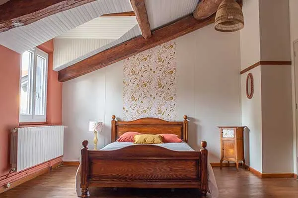 Chambre mansardée aux teintes roses sous les combles