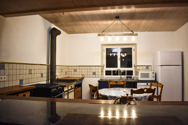 Cuisine équipée avec plaque de cuisson, four et réfrigérateur