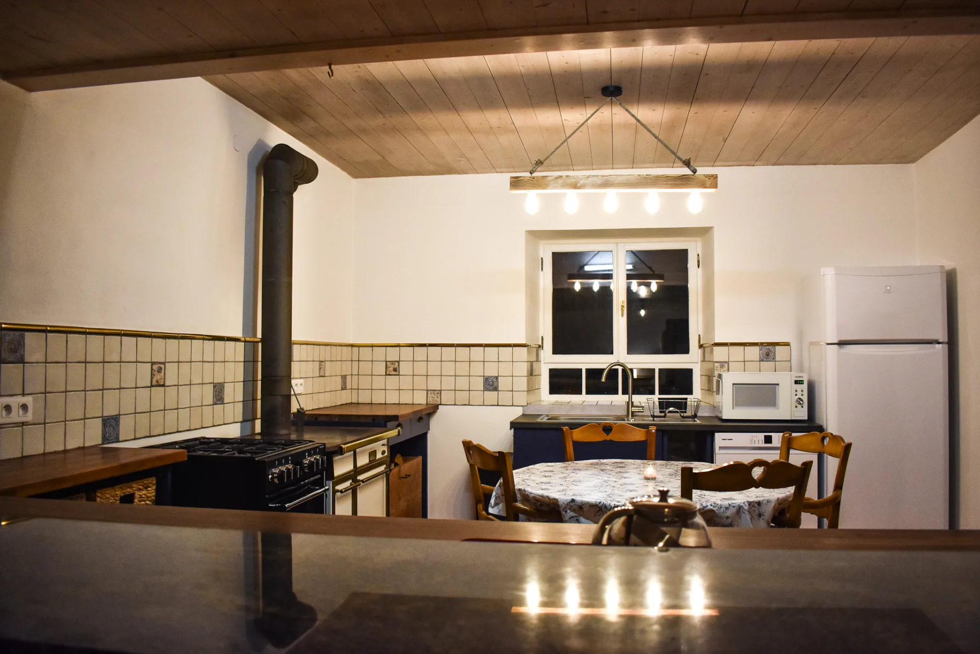Cuisine équipée avec plaque de cuisson, four et réfrigérateur