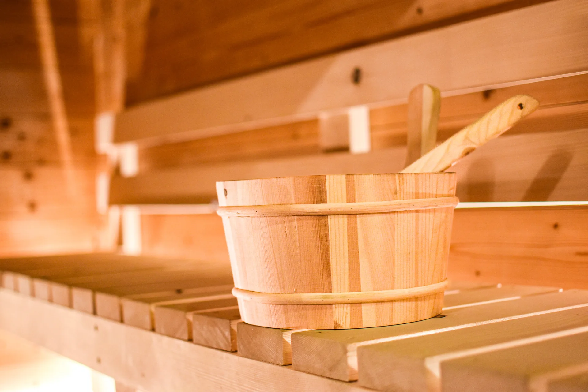 Seau et fouet en bois du sauna intérieur du gîte