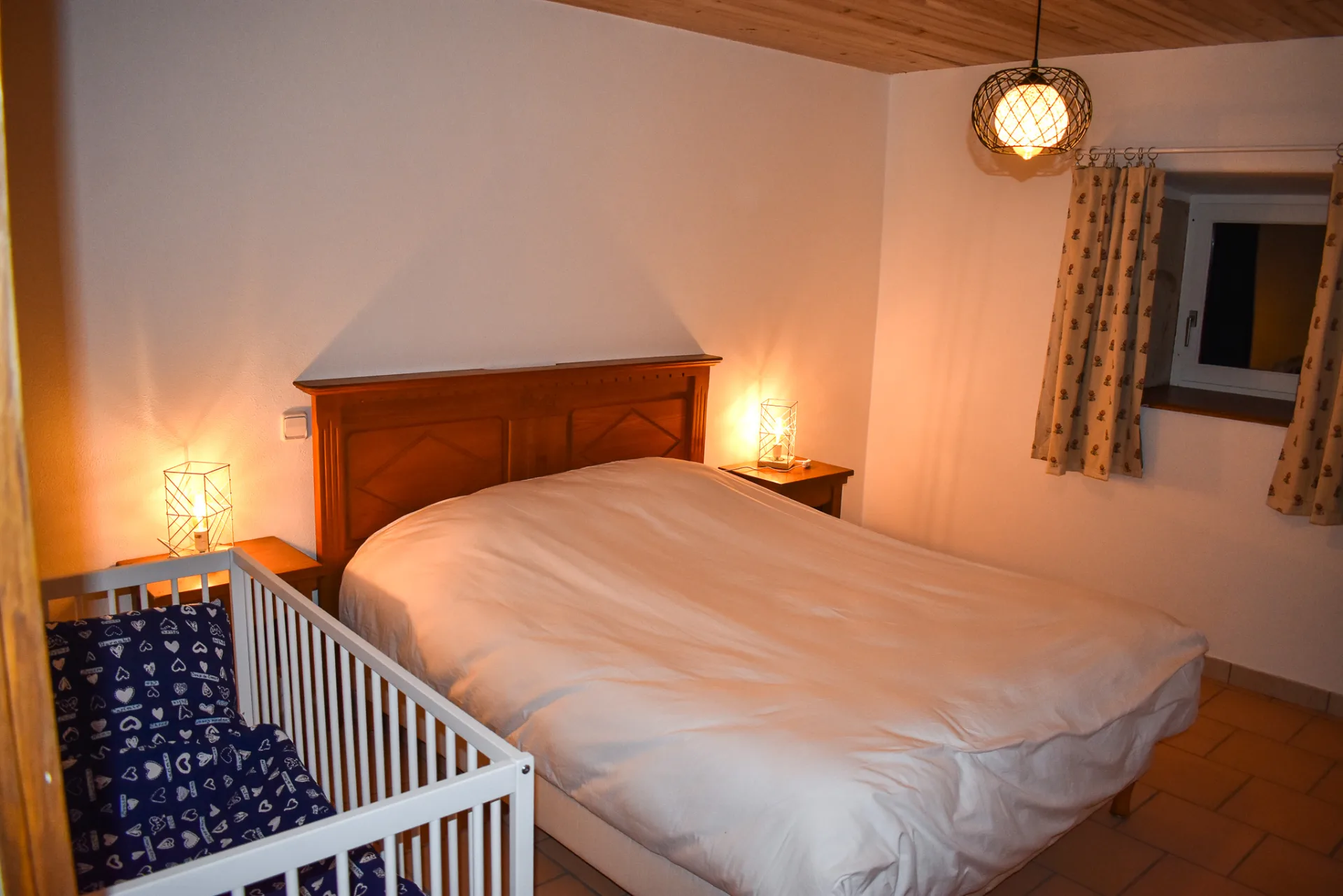 Chambre avec lit double et berceau bébé à disposition