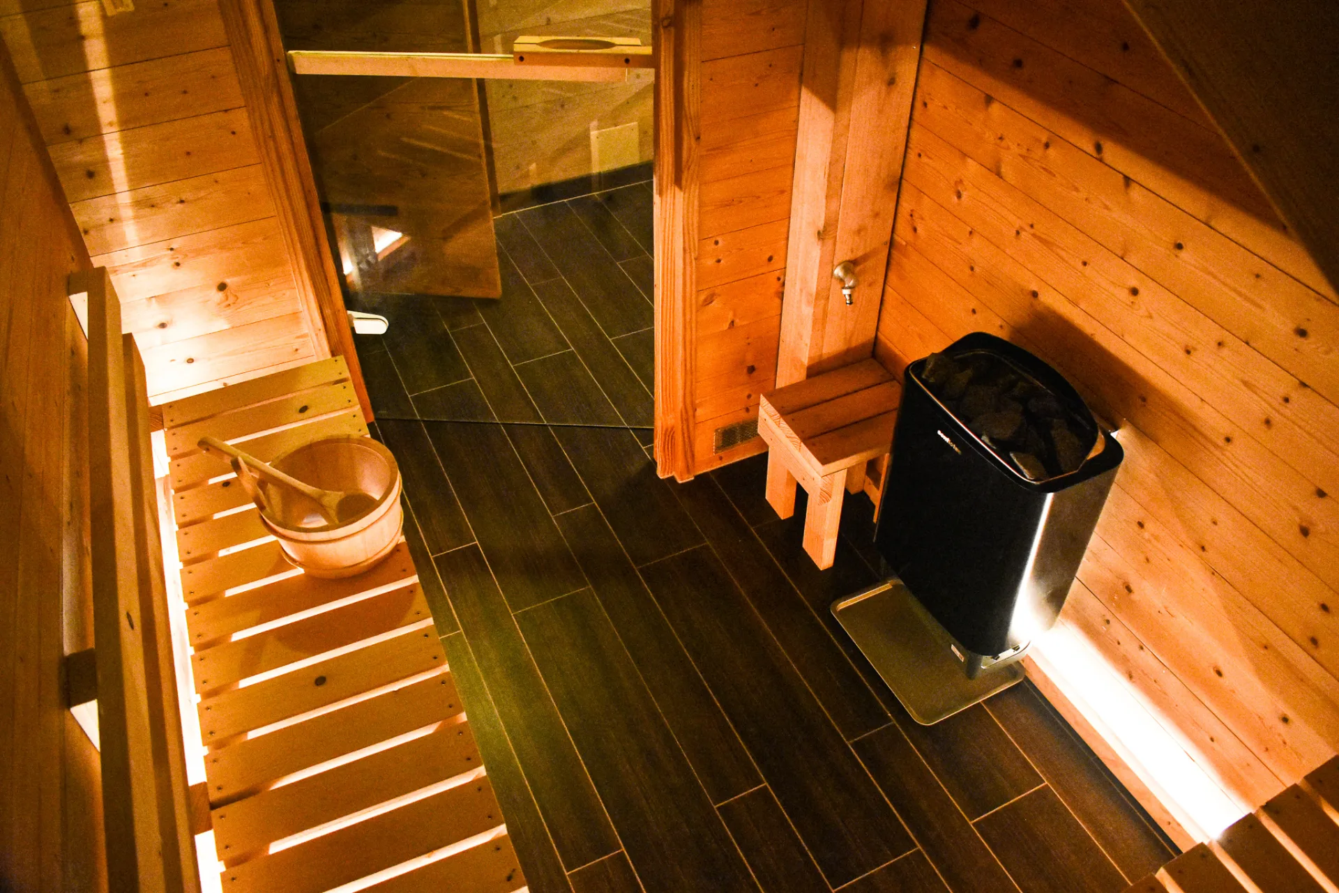Intérieur du sauna en bois avec banc et poêle