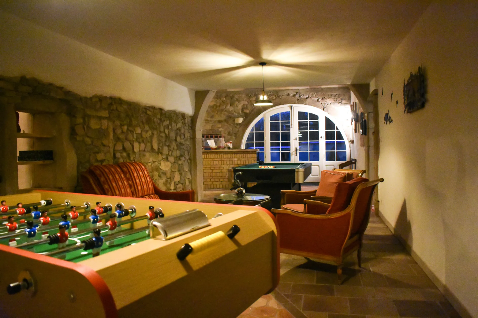 Coin salon avec babyfoot et canapés dans l'espace détente