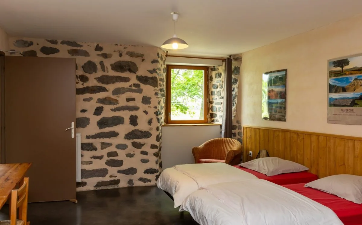 Chambre au rez-de-chaussée avec lits jumeaux et lambris bois