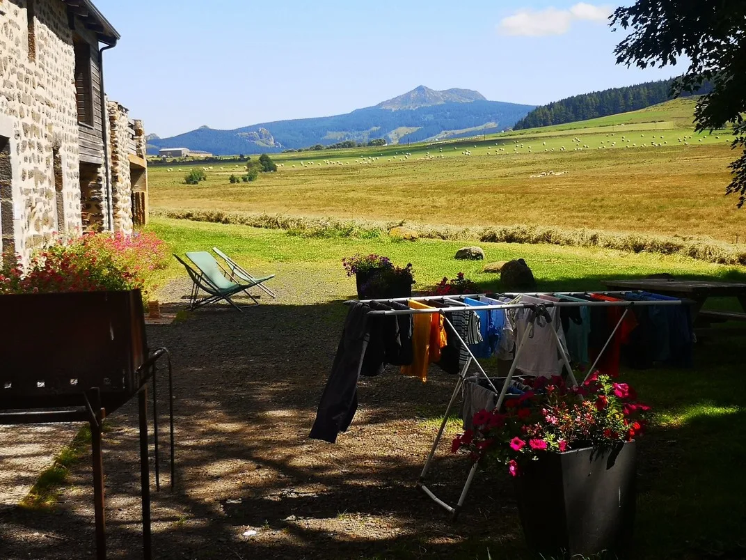 Terrasse avec étendoir à linge et vue panoramique sur le Mézenc