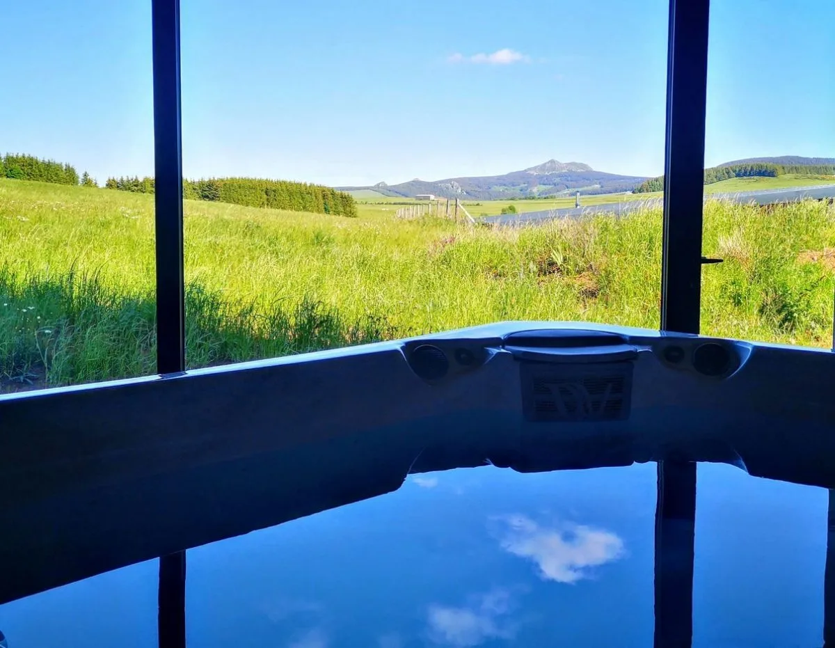 Spa extérieur avec vue sur le massif du Mézenc en été