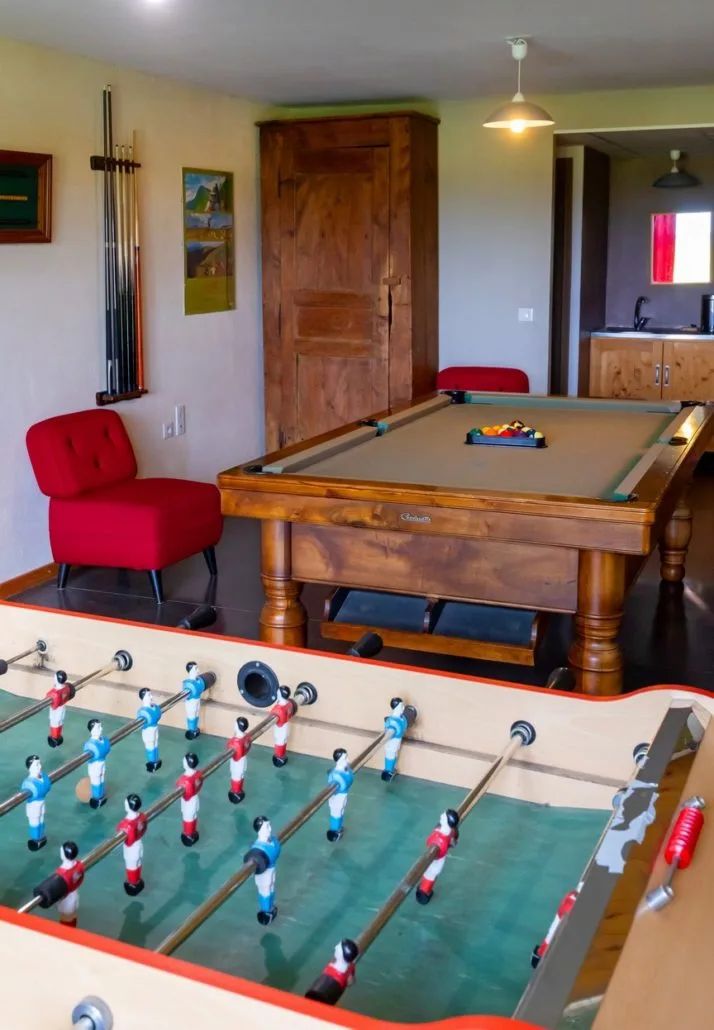 Salle de jeux avec billard et baby-foot
