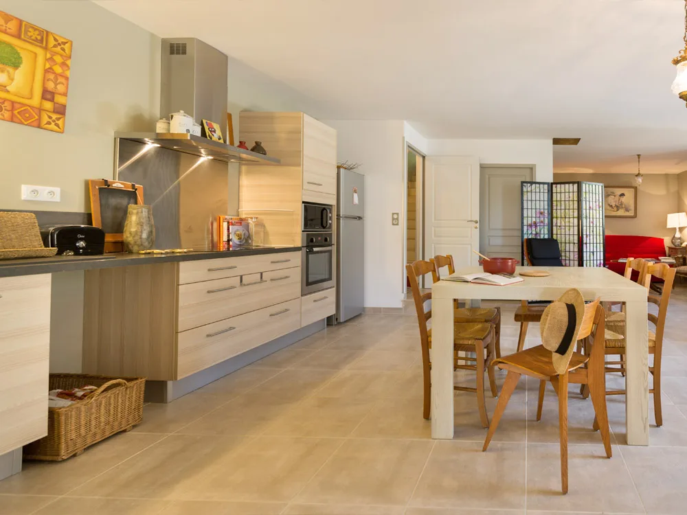 Cuisine et espace repas du rez-de-jardin, accès direct terrasse