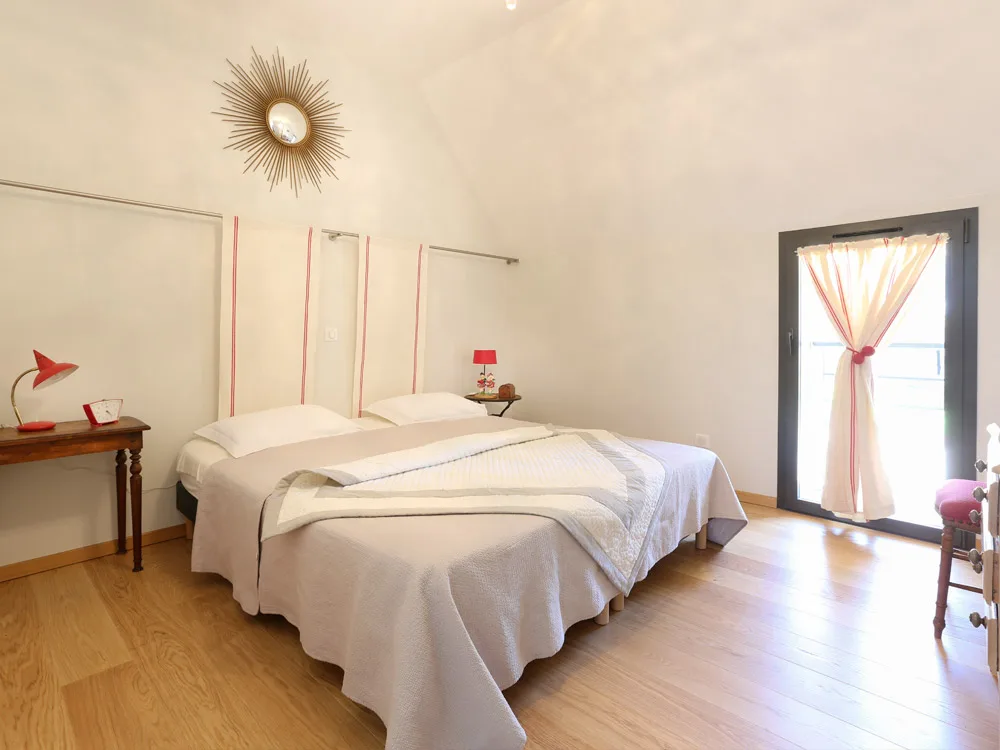 Chambre avec lits jumeaux et têtes de lit à rayures rouges