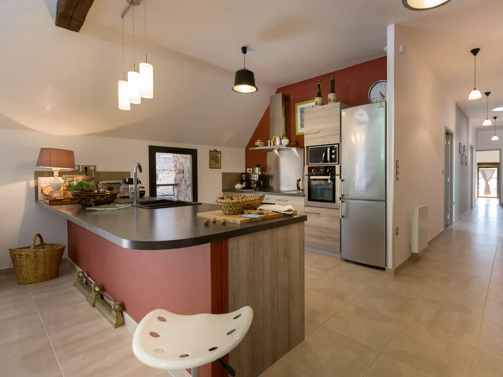 Cuisine avec bar et électroménager, niveau rez-de-chaussée