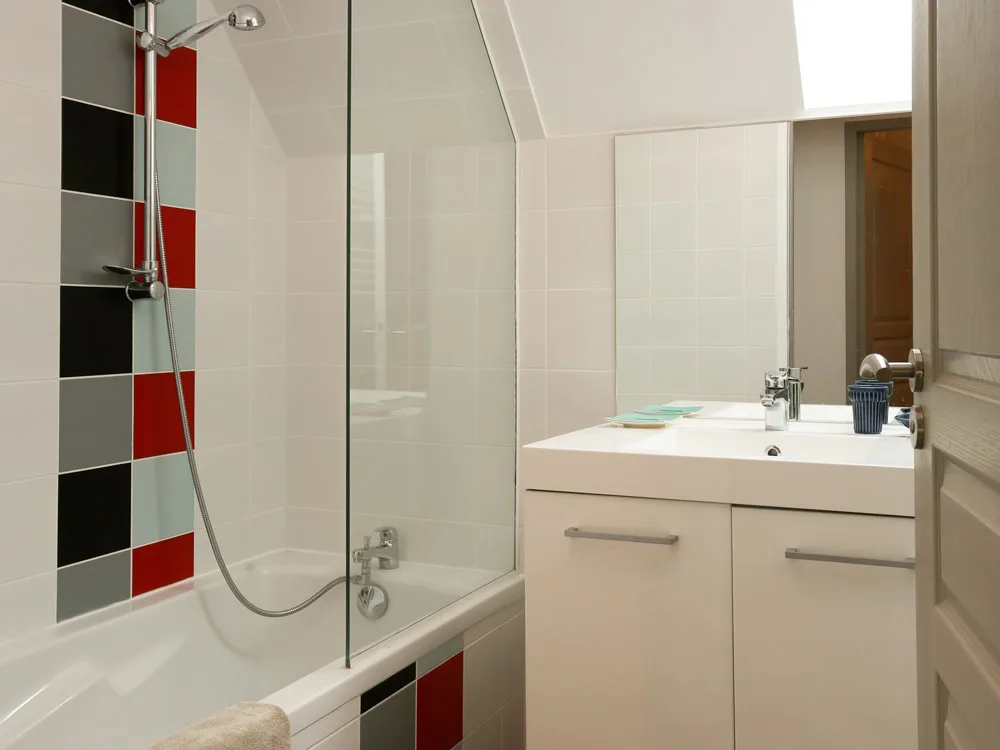 Salle de bain avec double vasque et vasque ancienne