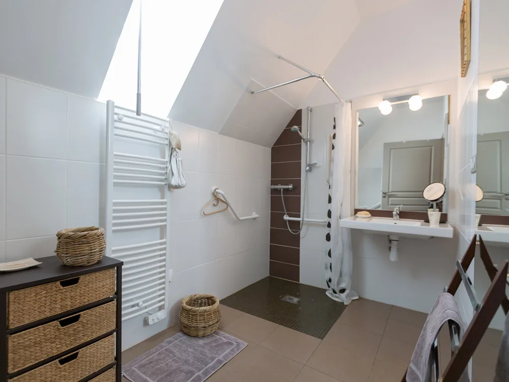 Salle d'eau avec douche à l'italienne accessible PMR