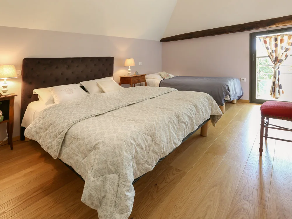 Chambre avec lit double et lit d'appoint simple