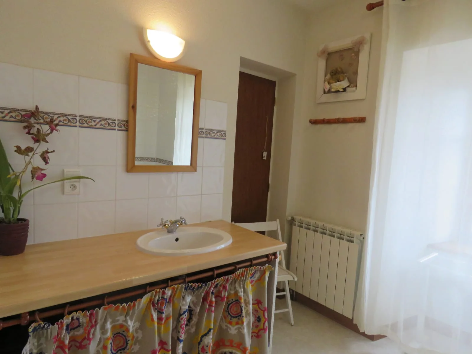 Salle d'eau accessible avec douche à l'italienne et sanitaires adaptés PMR