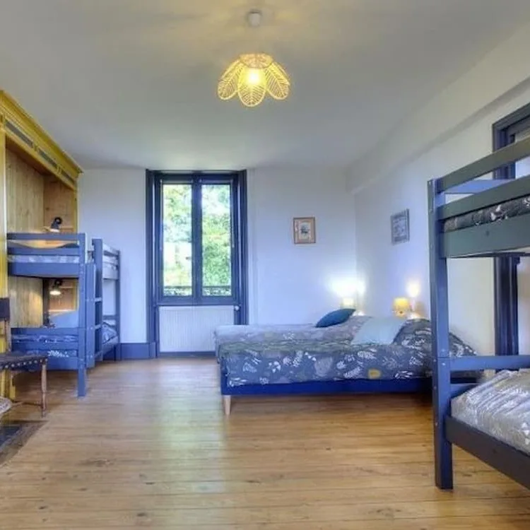 Chambre avec lits superposés en bois, idéale pour les enfants du groupe