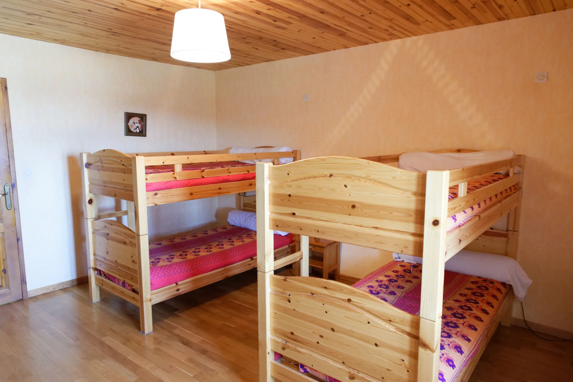Dortoir avec lits superposés en bois pour les enfants du groupe