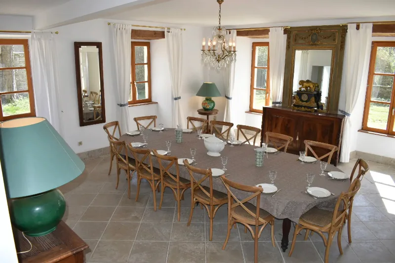 Grande salle à manger pouvant accueillir 12 convives, cheminée et mobilier ancien