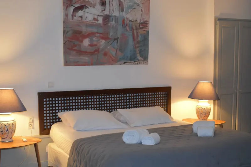 Chambre Océan avec grand lit double, tableau contemporain et salle de bain privative