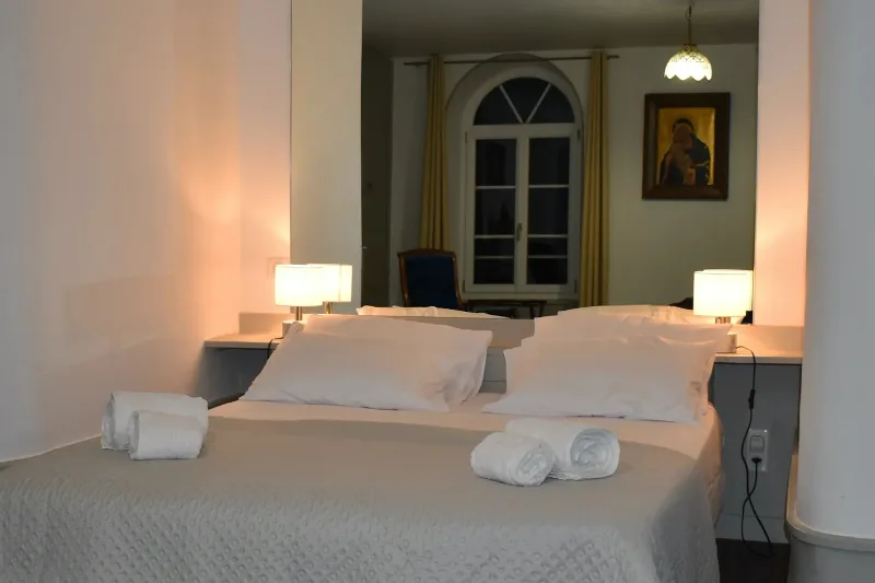 Chambre Paille avec lit double, mobilier ancien et lumière naturelle