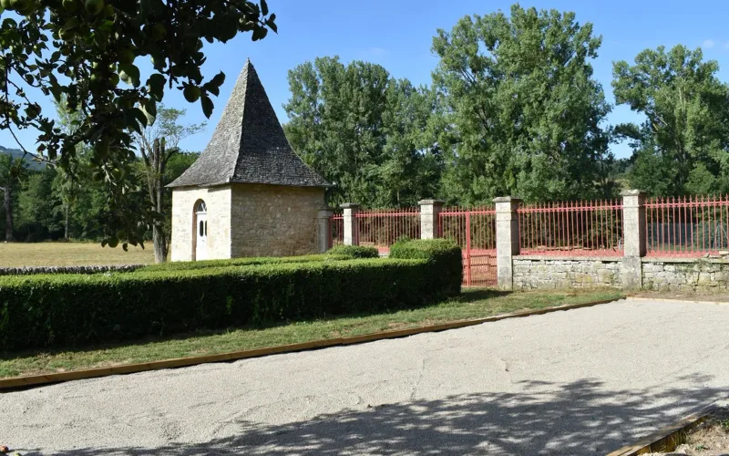 Terrain de pétanque ombragé dans le parc arboré du domaine de 3 hectares
